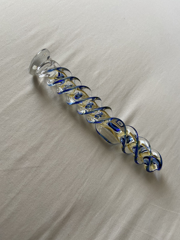 Used and abused glass dildo ?